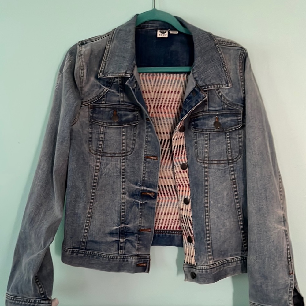 Like new worn once.  Roxy Aztec print Jean jacket.